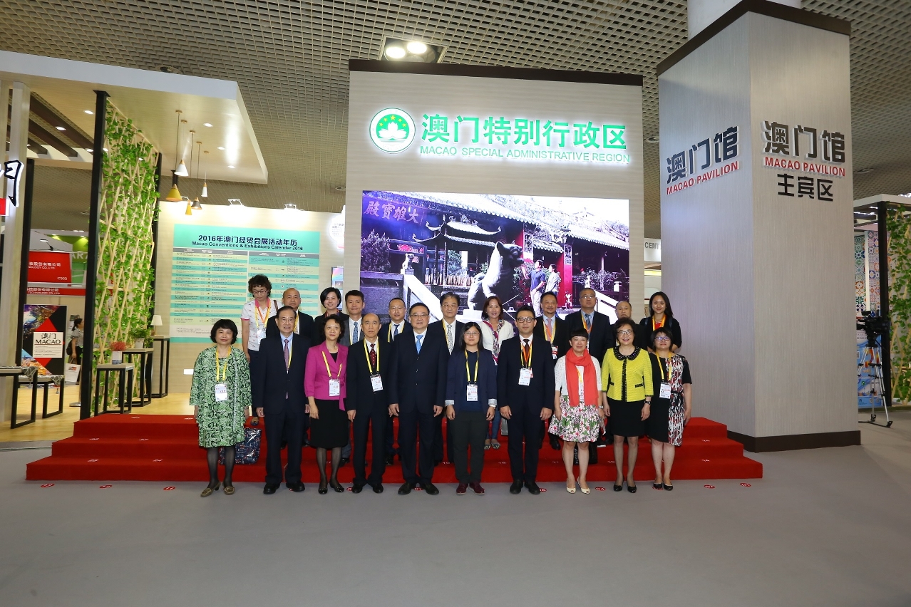 Delegação de Macau visita CIFIT e tira fotografias em frente ao Pavilhão de Macau
