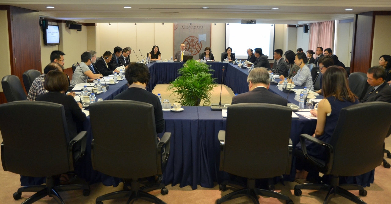 高校領導召開學年年終會議