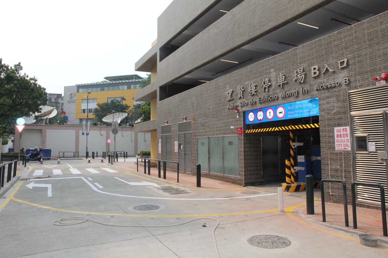 望賢樓停車場電單車出入口設於鏡平學校側支路