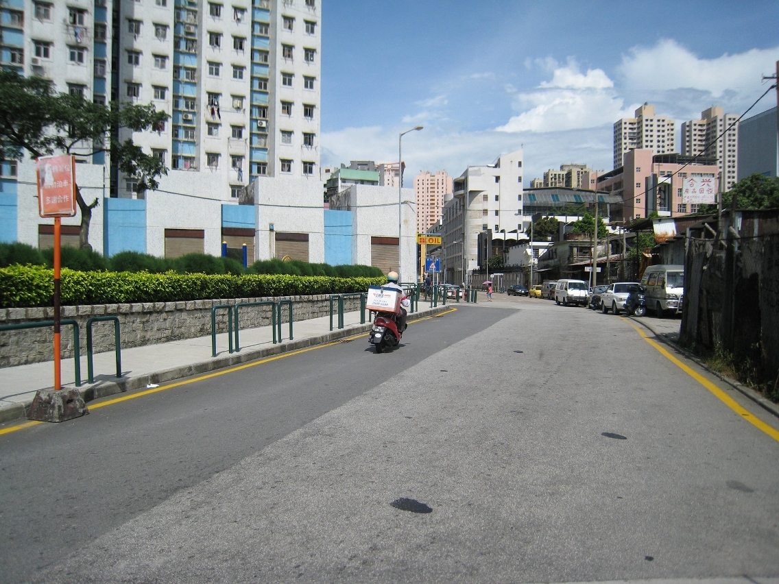 李寶樁街一段因重鋪路面改為單線通車