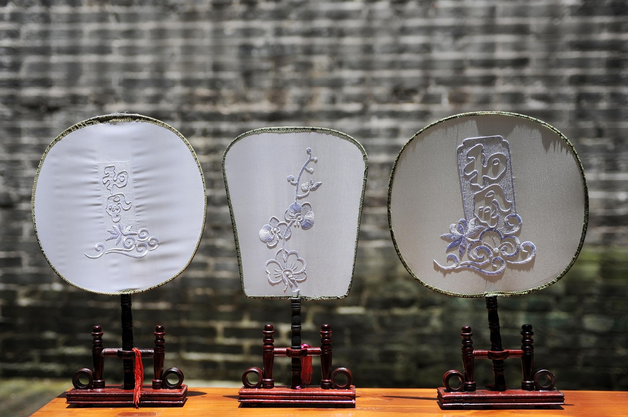 融合台繡技法的扇藝作品