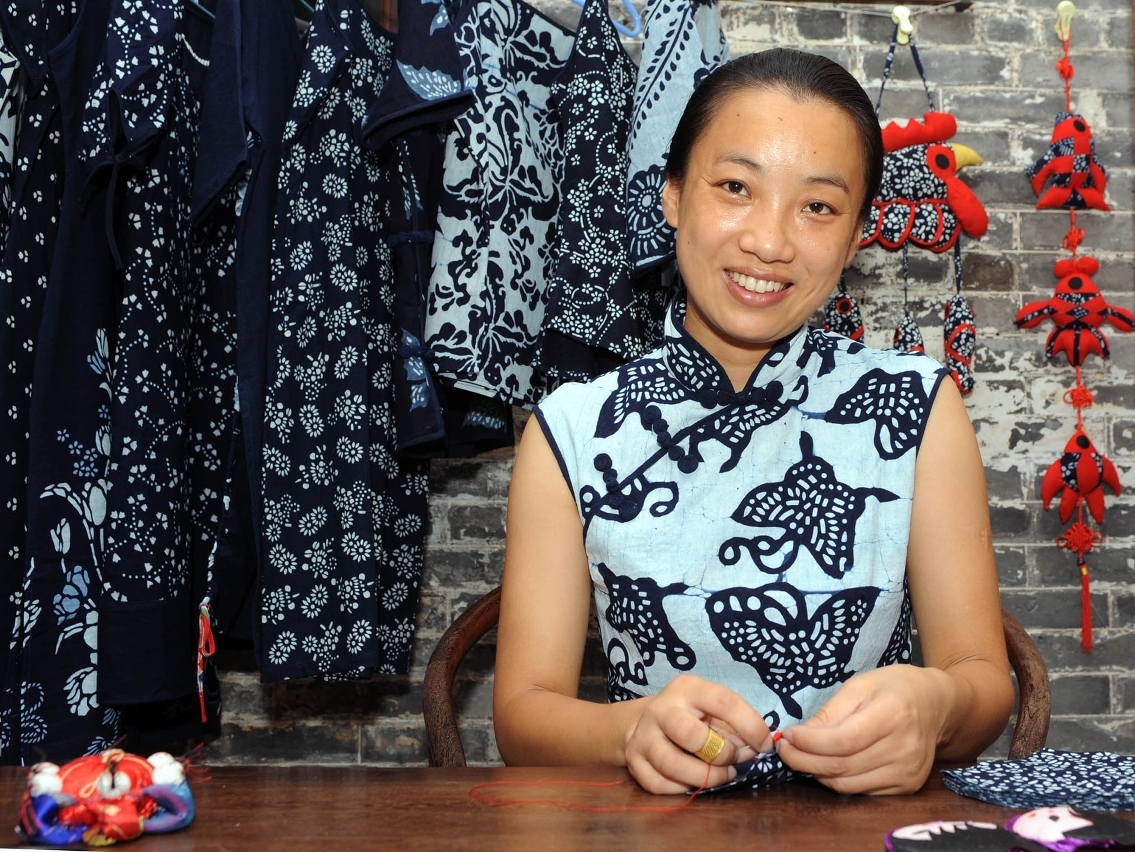 身穿桐鄉籃印花布服飾的工藝家王美芳