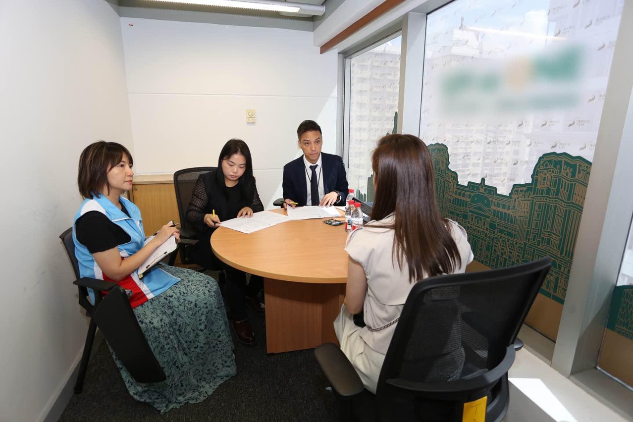 劳工事务局人员于卫星场雇员专场配对会提供就业辅导服务