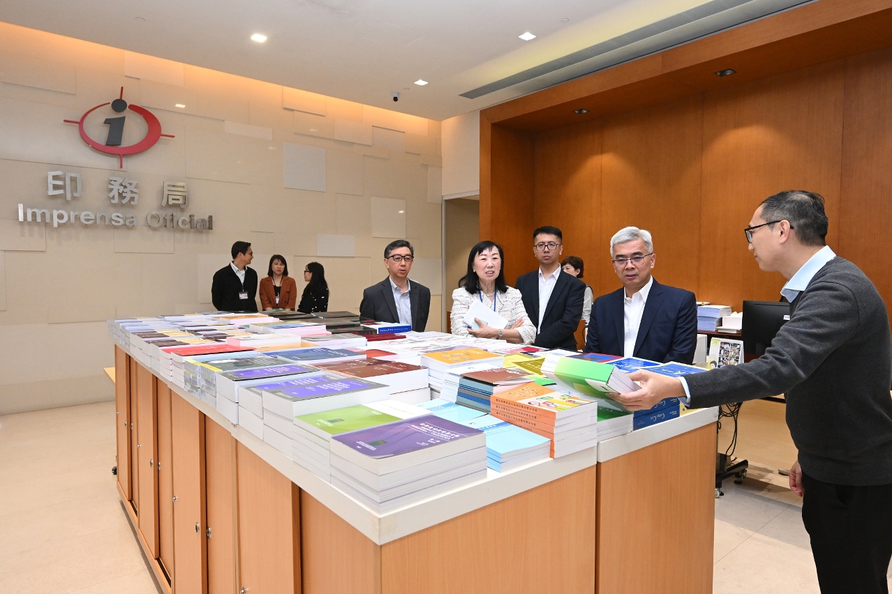 黄司长与印务局前线人员交流勉励，嘱咐坚守岗位确保印务工作顺畅开展。