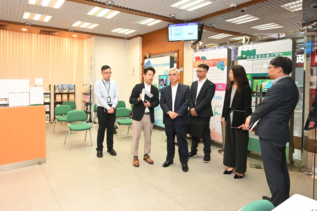 黄司长到政府资讯中心了解前线接待工作。