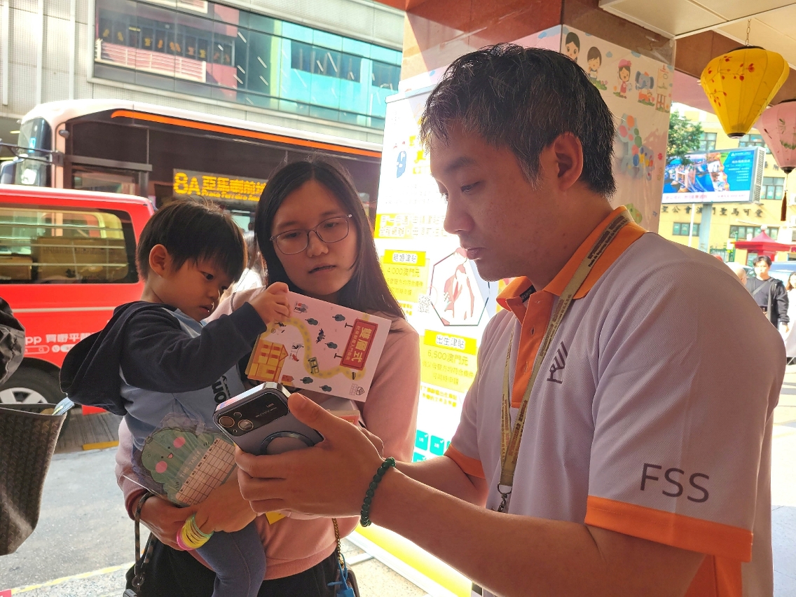 附圖3：社保工作人員即場為居民解答雙層社保疑難