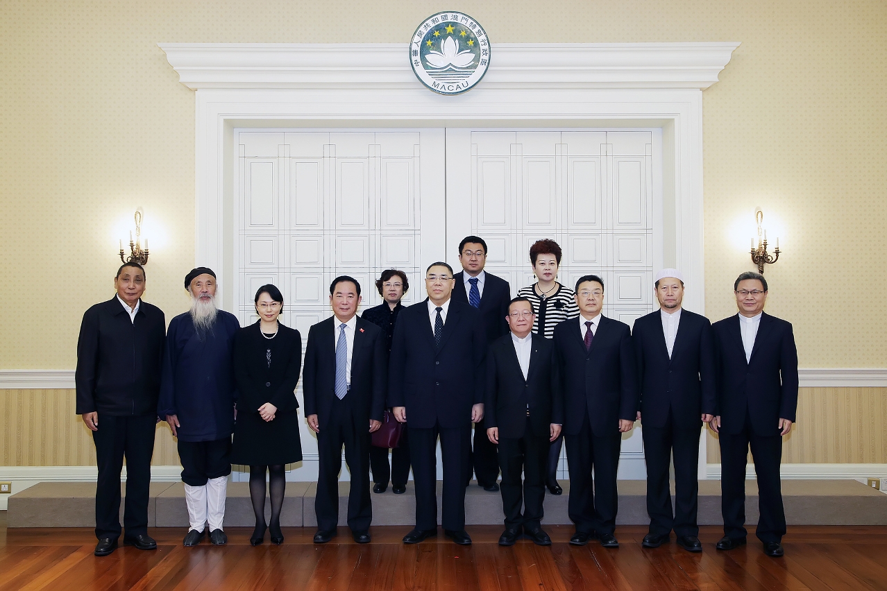 Chefe do Executivo encontra-se com o presidente do Comité para os Assuntos Étnicos e Religiosos do Comité Nacional da Conferência Consultiva Política do Povo Chinês, Zhu Weiqun (1.ª fila, 4.º esq).