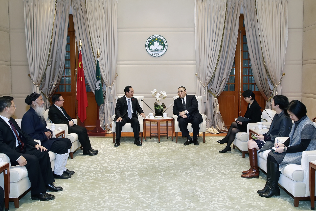 Chefe do Executivo encontra-se com o presidente do Comité para os Assuntos Étnicos e Religiosos do Comité Nacional da Conferência Consultiva Política do Povo Chinês, Zhu Weiqun.