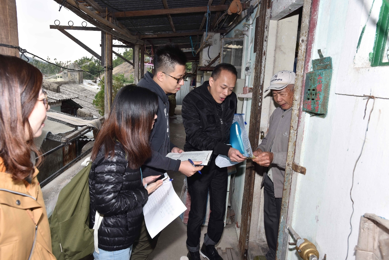 離島區社諮會協助業權人到平民村進行家訪