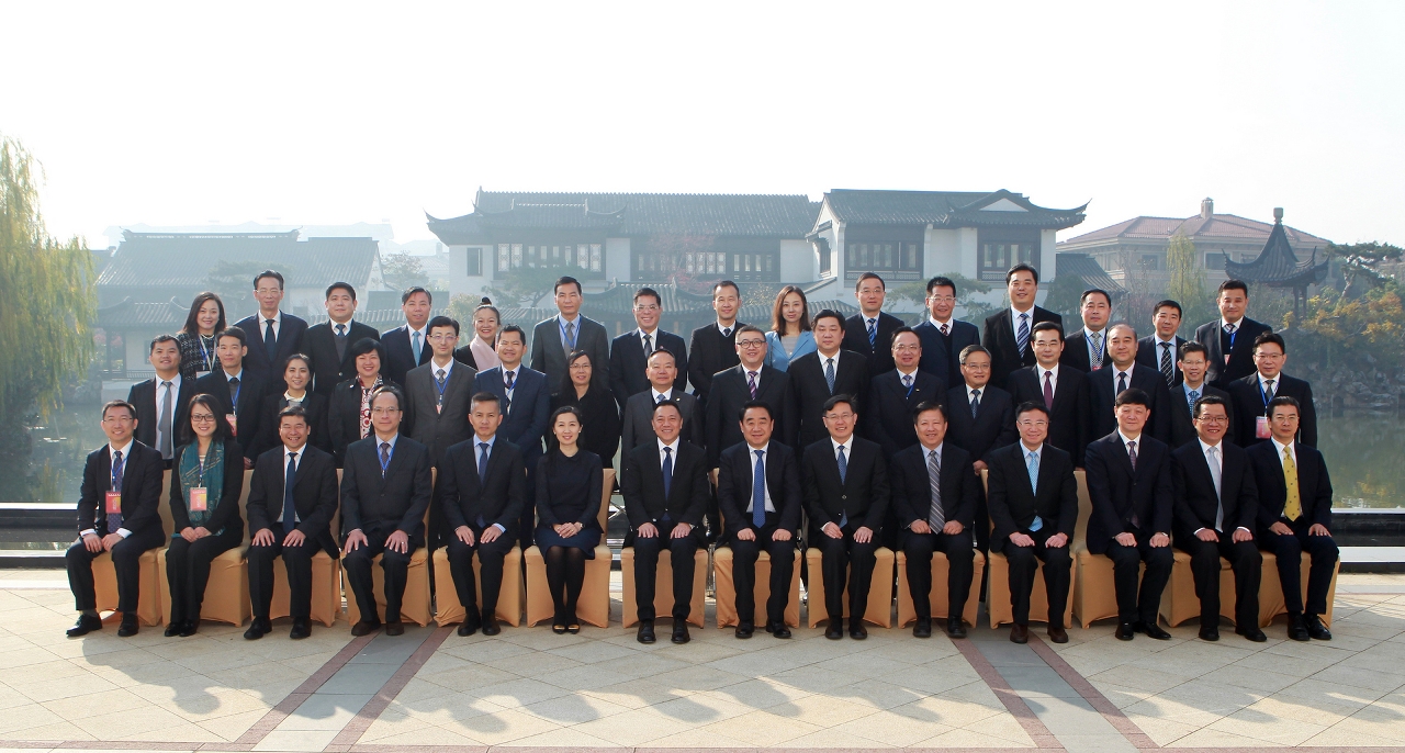 Fotografía de grupo dos participantes na 1ª Reunião Conjunta de Alto Nível sobre o Parque de Cooperação Jiangsu-Macau