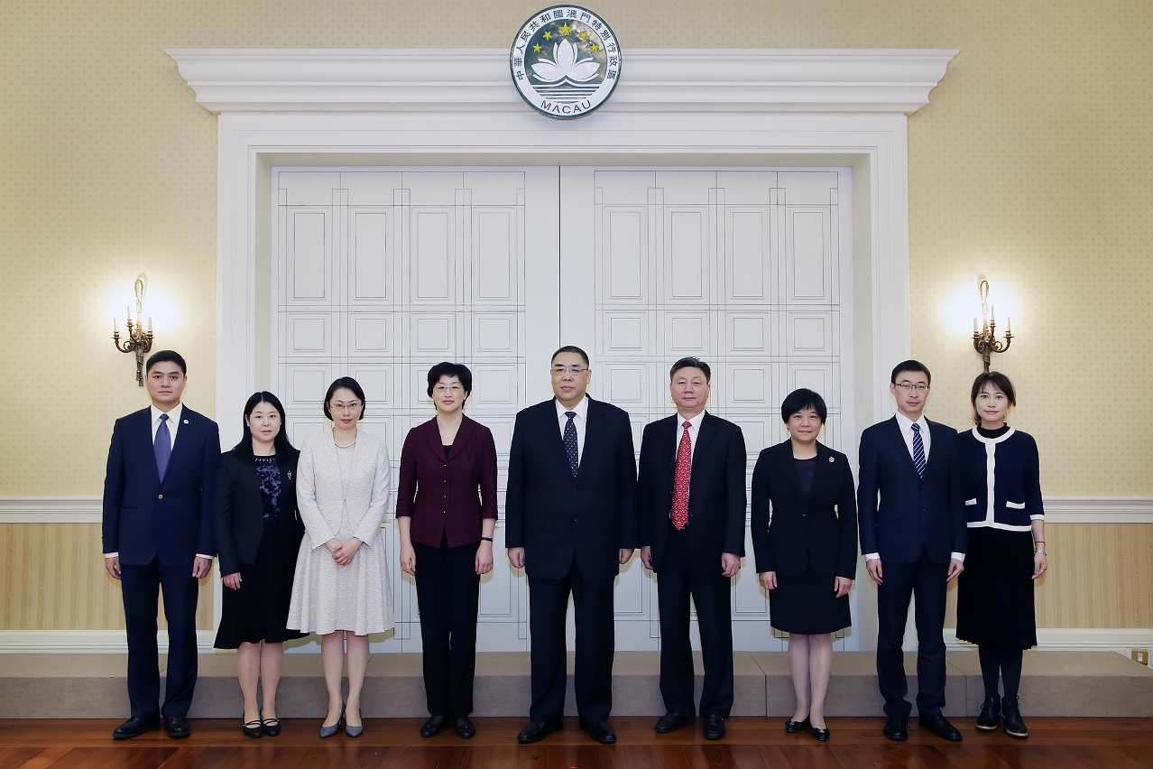 行政長官崔世安會見上海市委常委、市委統戰部長施小琳（左四）一行及合影