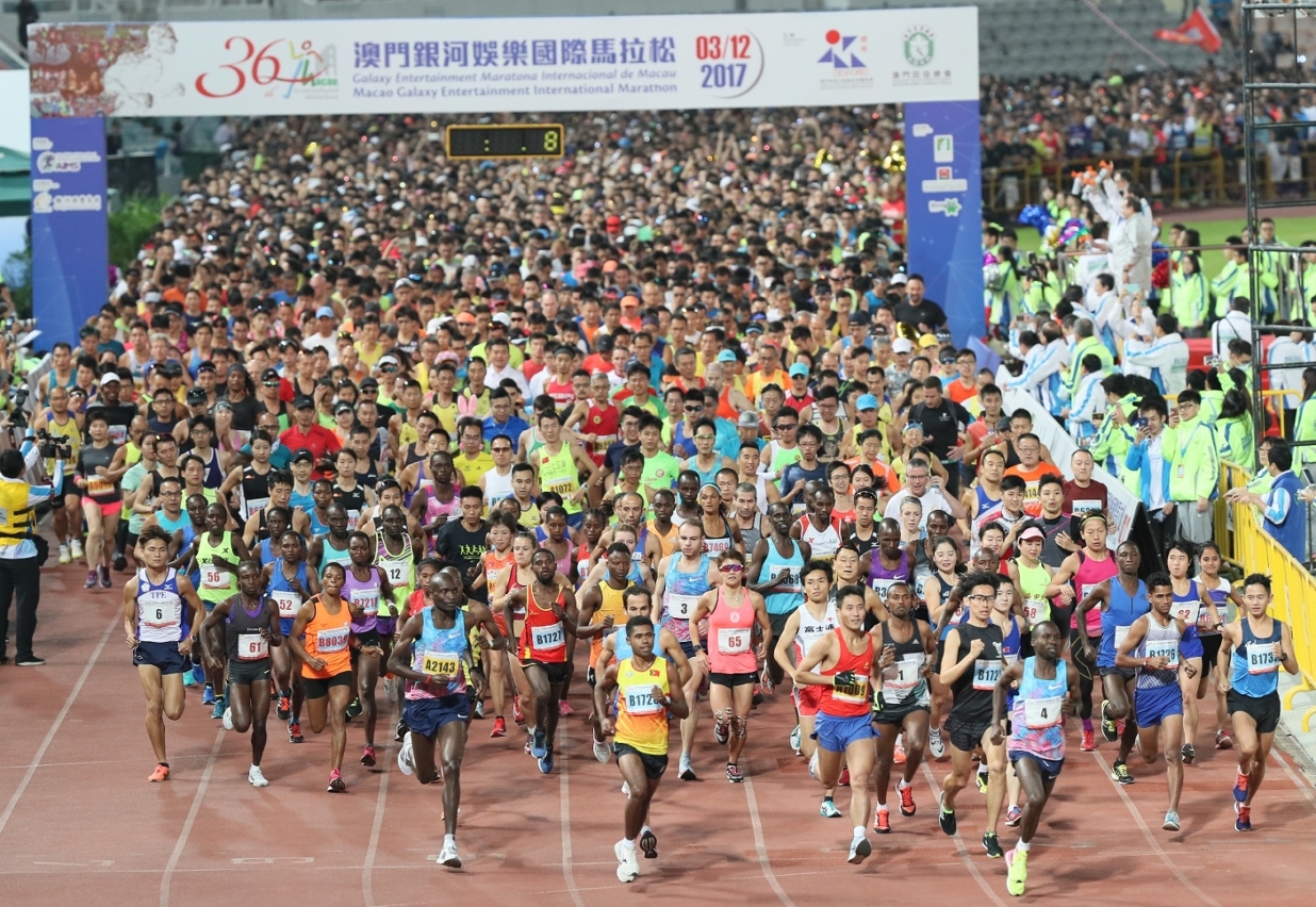 馬拉松健兒跑出運動場