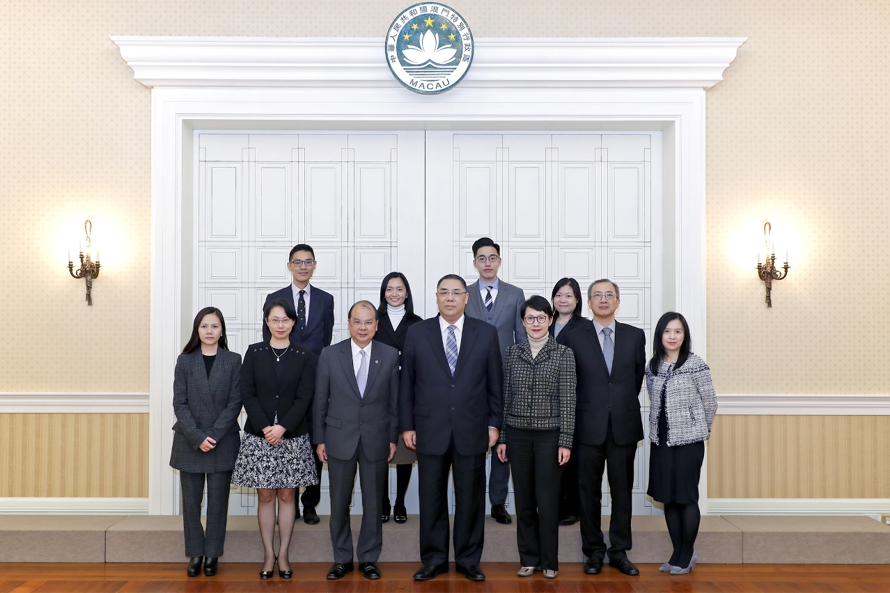 行政長官崔世安與香港特別行政區政務司司長張建宗（前排左三）一行合影