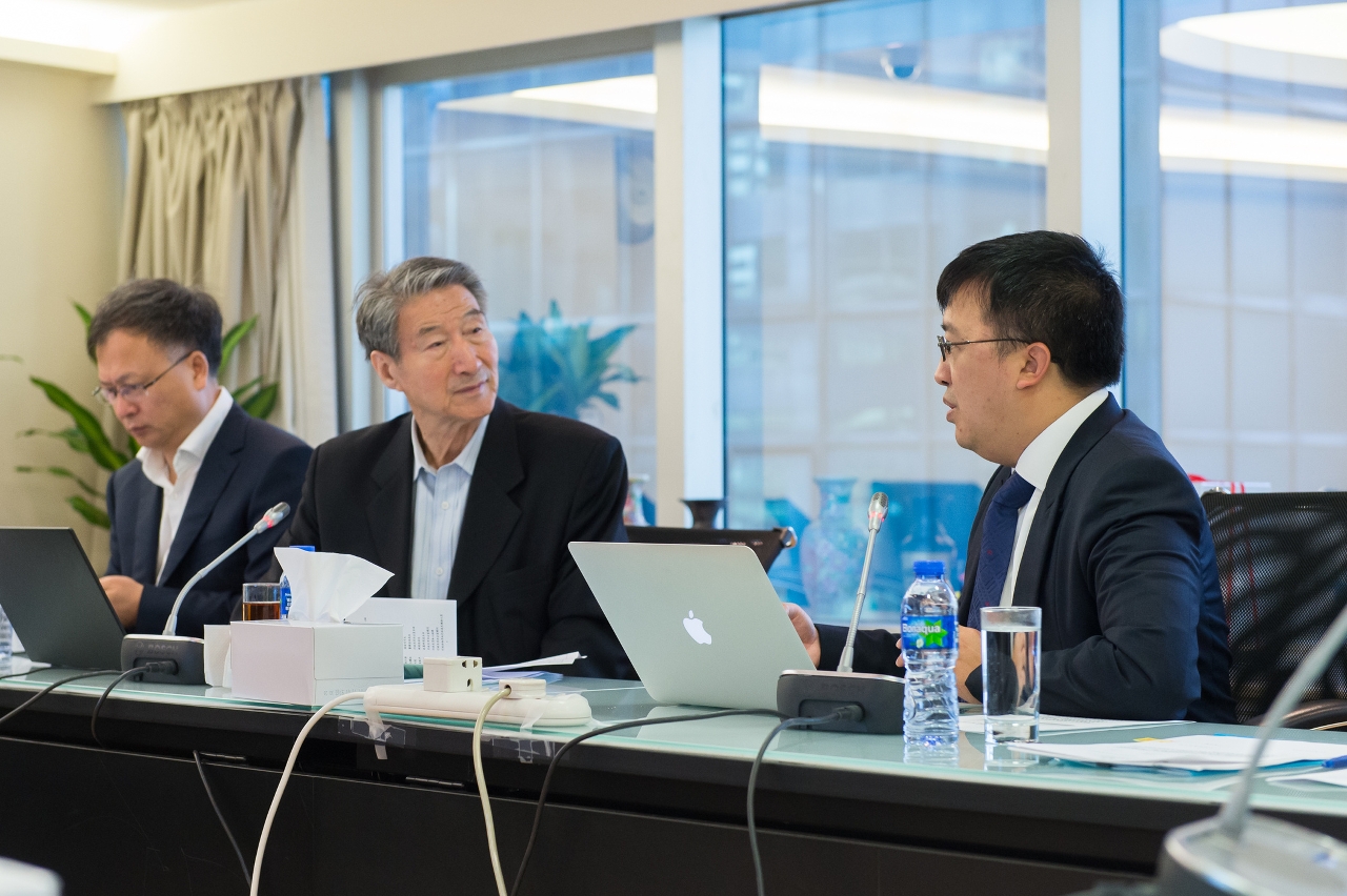 教授團隊進行分組調研，與科學技術發展基金的代表交流。