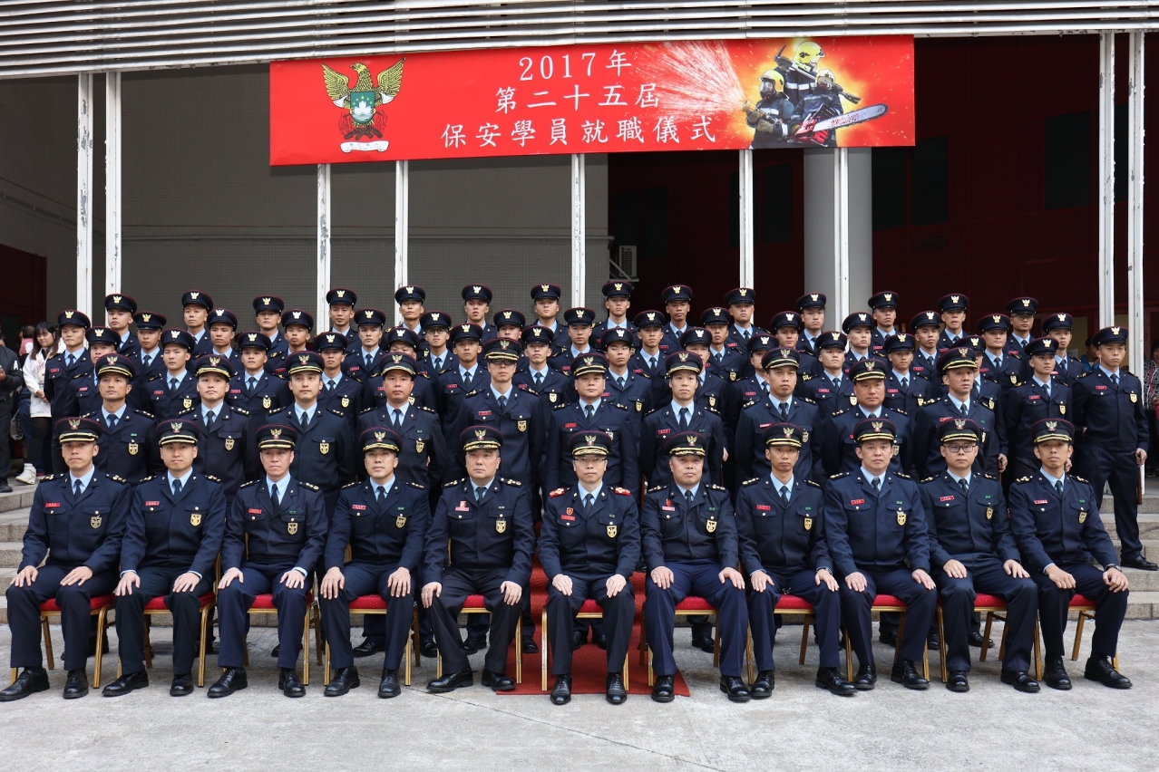 消防局局長梁毓森聯同各官員與消防學員大合照