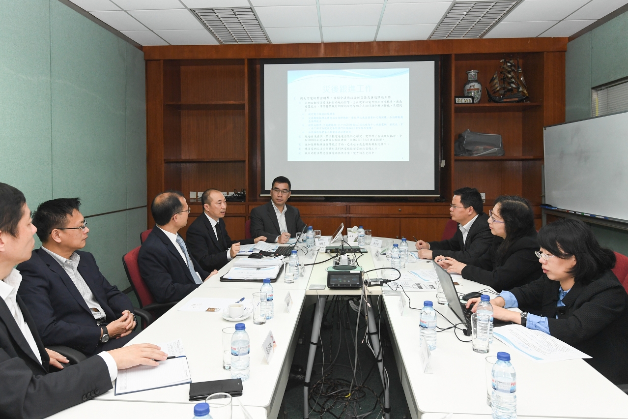 Delegação de académicos troca impressões com os responsáveis e representantes do Gabinete para o Desenvolvimento do Sector Energético e da Companhia de Electricidade de Macau.