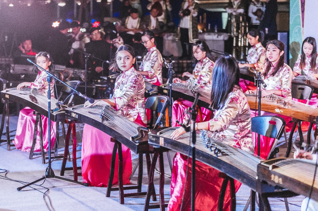 Exibição no exterior- Grupo Juvenil de Arte de Guzheng de Macau