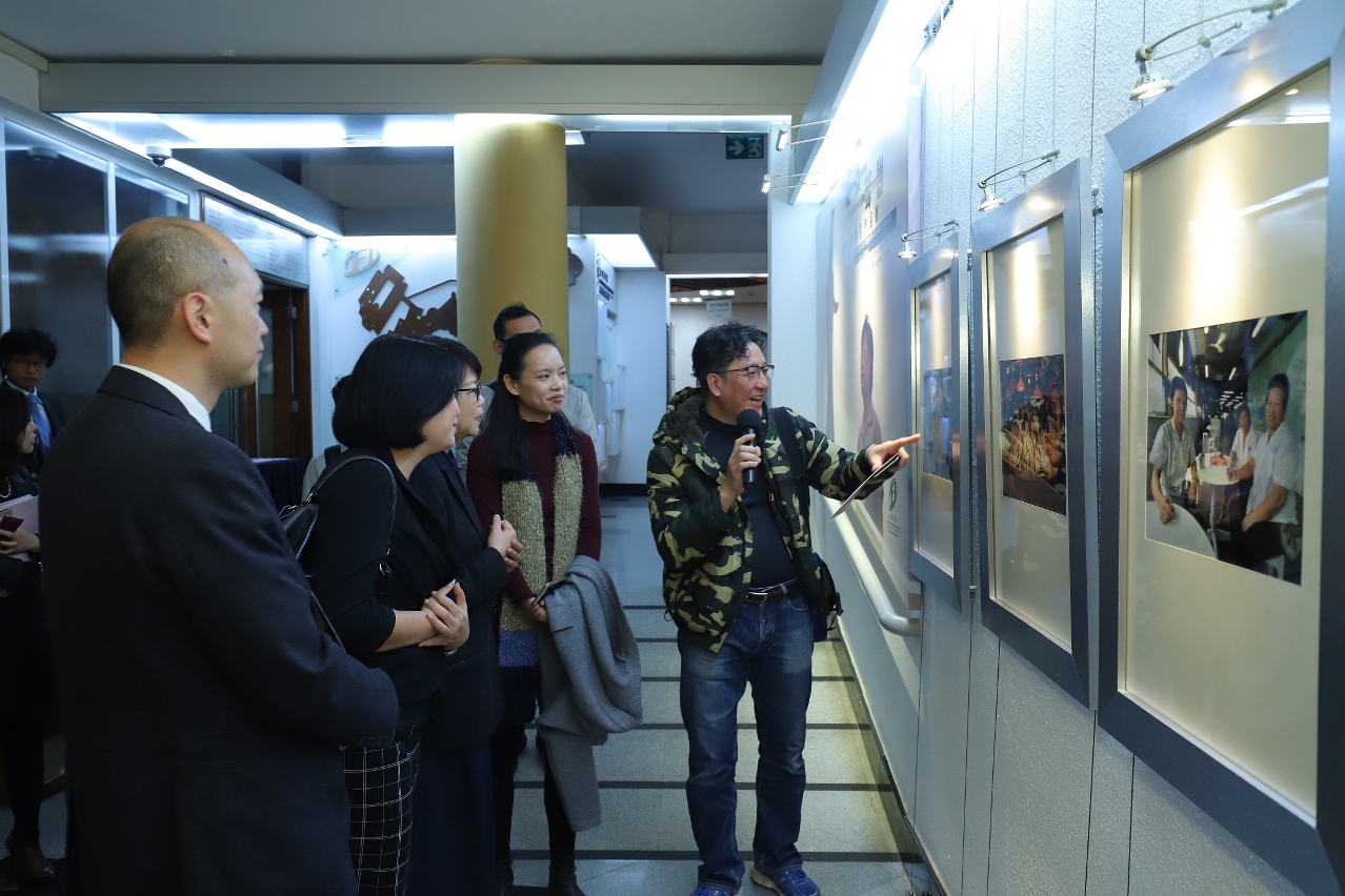 A student of IFT's reportage photography course introduced his works to the guests and attendees