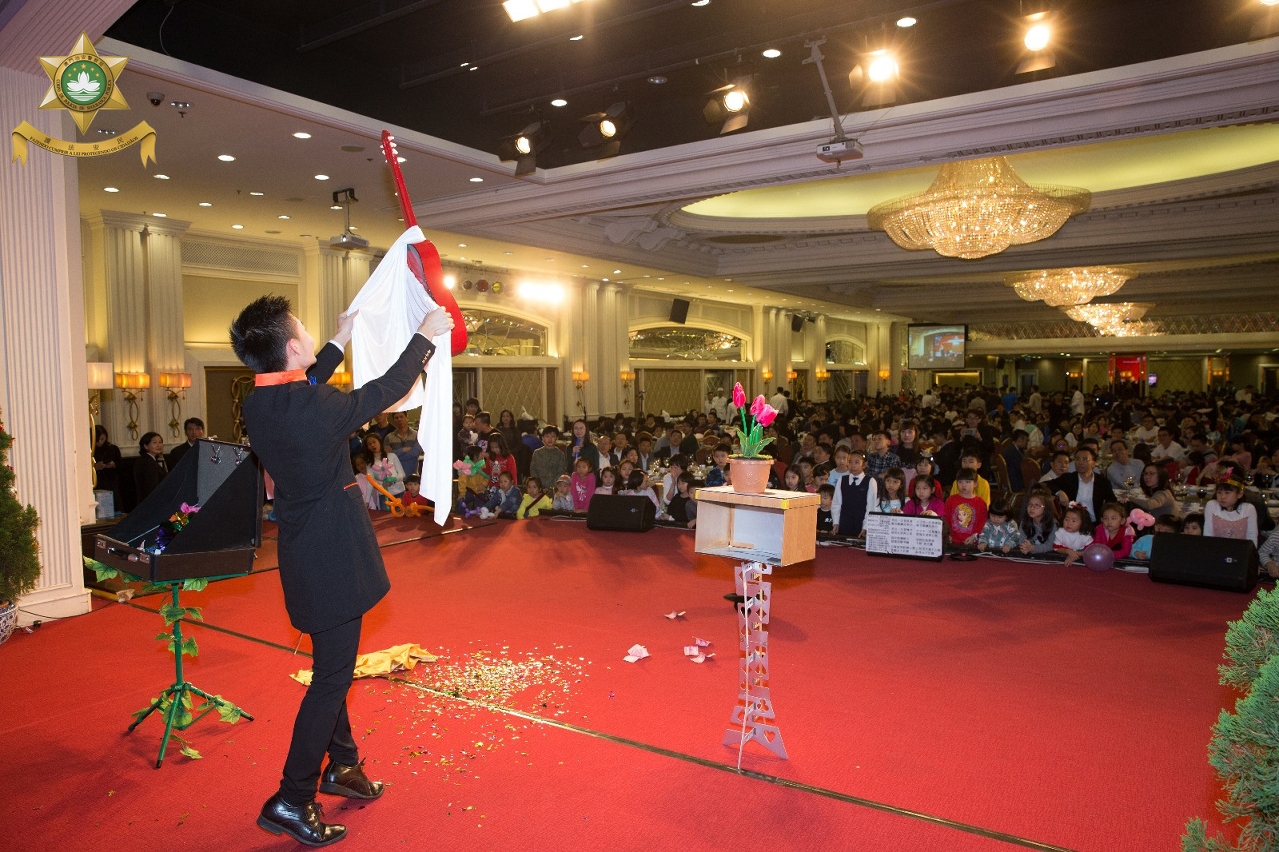 奪目的魔術表演，吸引台下大小朋友