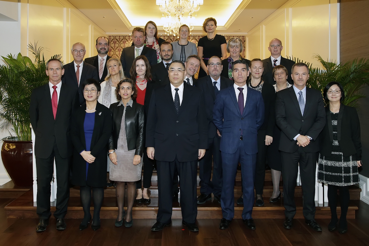 Chefe do Executivo encontra-se com os cônsules-gerais da União Europeia acreditados em Hong Kong e Macau