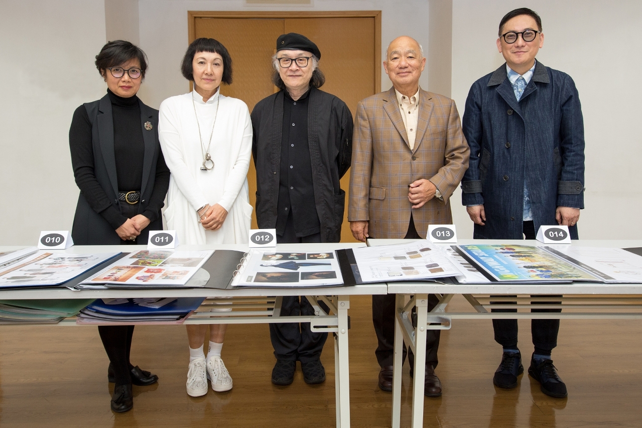 Fotografia de grupo de representantes do Instituto Cultural com os membros do júri do “Programa de Subsídios à Criação de Amostras de Design de Moda 2017”