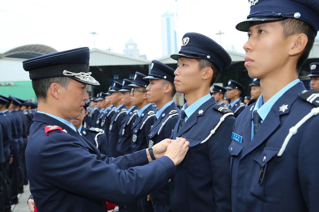 黃子暉副局長為新警員佩戴警章