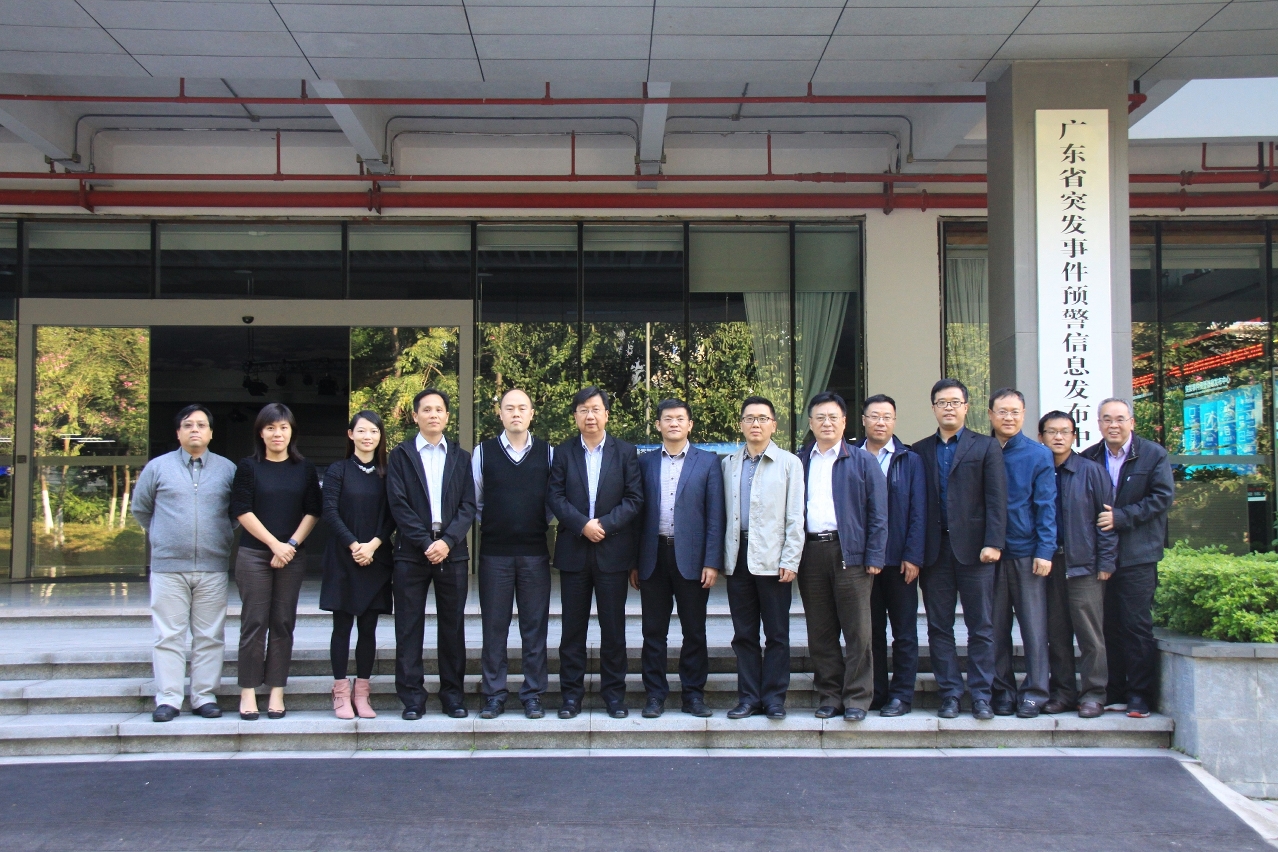 地球物理暨氣象局譚偉文局長(左六) 參觀廣東省氣象局突發事件預警信息發佈中心