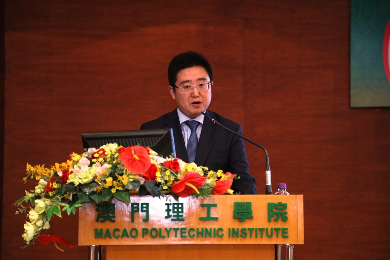 Sr. Coordenador do Curso de Tradução e Interpretação Chinês-Português do IPM, Doutor Zhang Yunfeng, está a apresentar as informações do Concurso