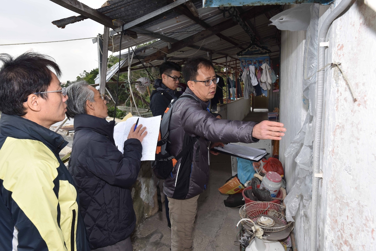 工務部門人員視察現場環境及建築物情況