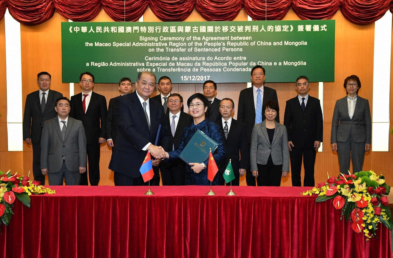 A SAJ, Sónia Chan, na cerimónia de assinatura do “Acordo sobre a Transferência de Pessoas Condenadas entre a Região Administrativa Especial de Macau da República Popular da China e a Mongólia”