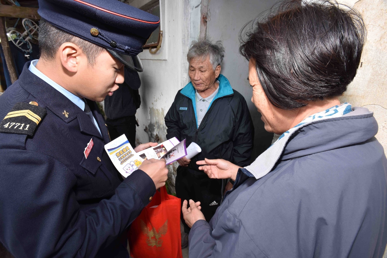 消防人員向住戶派發傳單呼籲注意防火安全