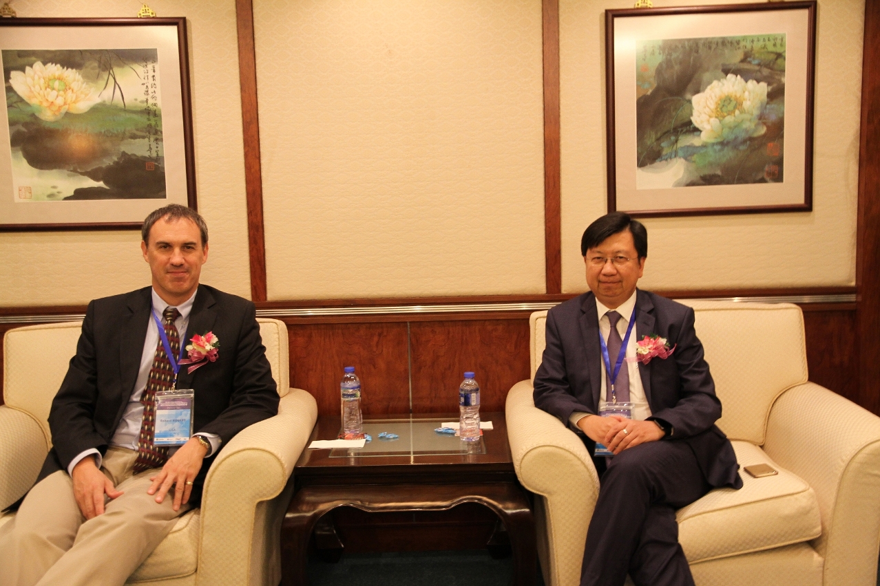 Tam Vai Man, Director dos SMG (à direita) e Robert Rogers, Chair of International Workshop on Tropical Cyclones Landfall Processes (à esquerda)