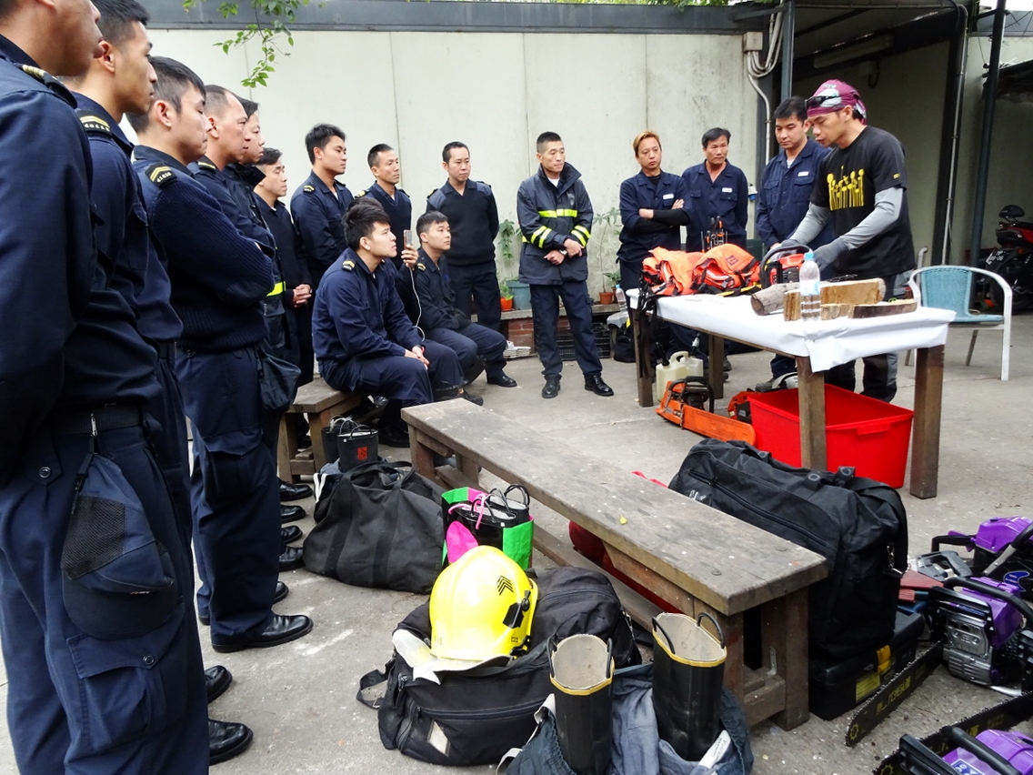 民署人員講解鏈鋸安全操作