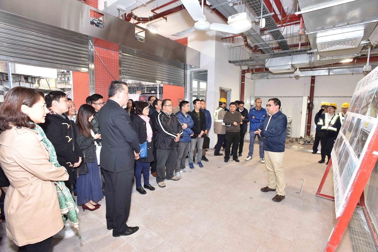 民署相關主管人員介紹大樓的工程進度