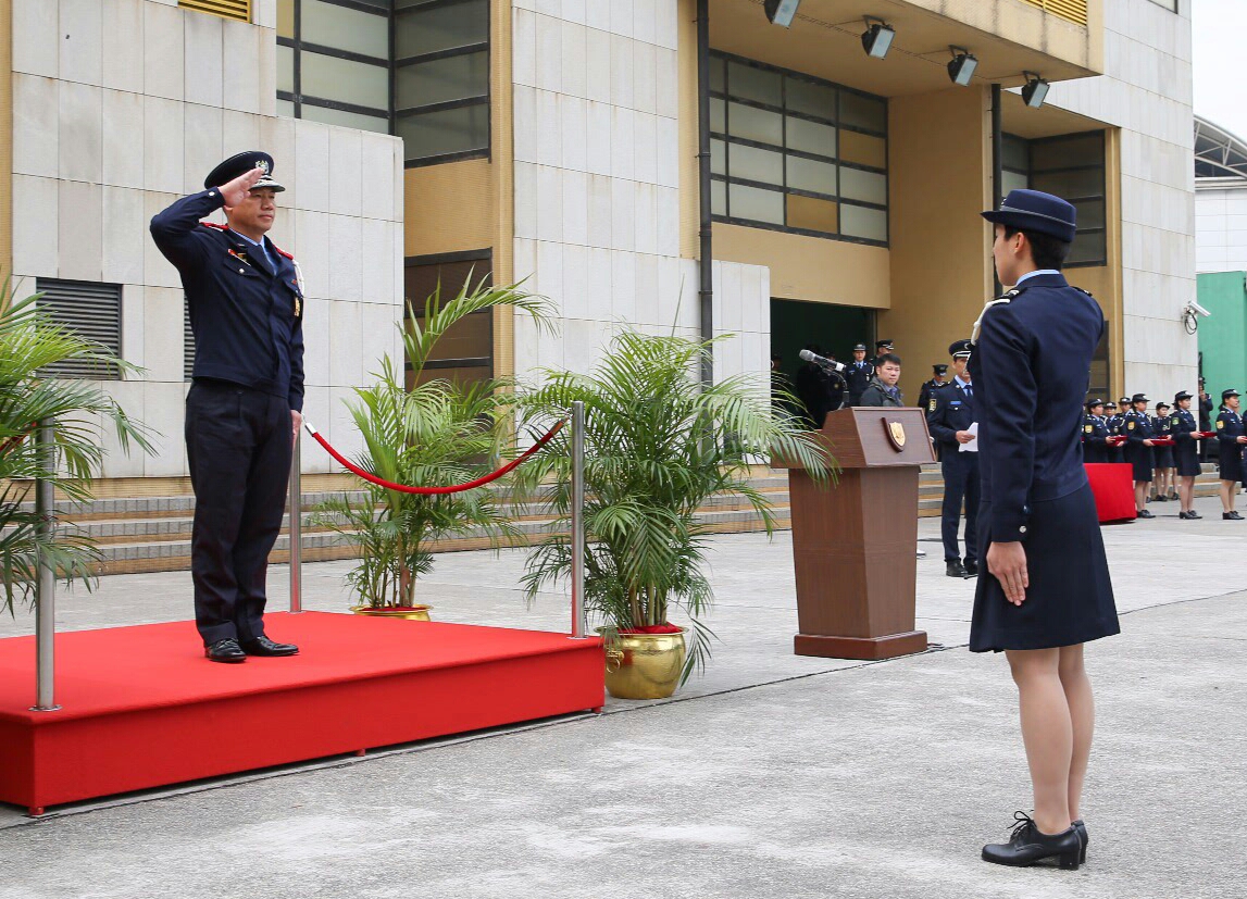 O agente da 1.ª classificação fez a continência para o Comandante