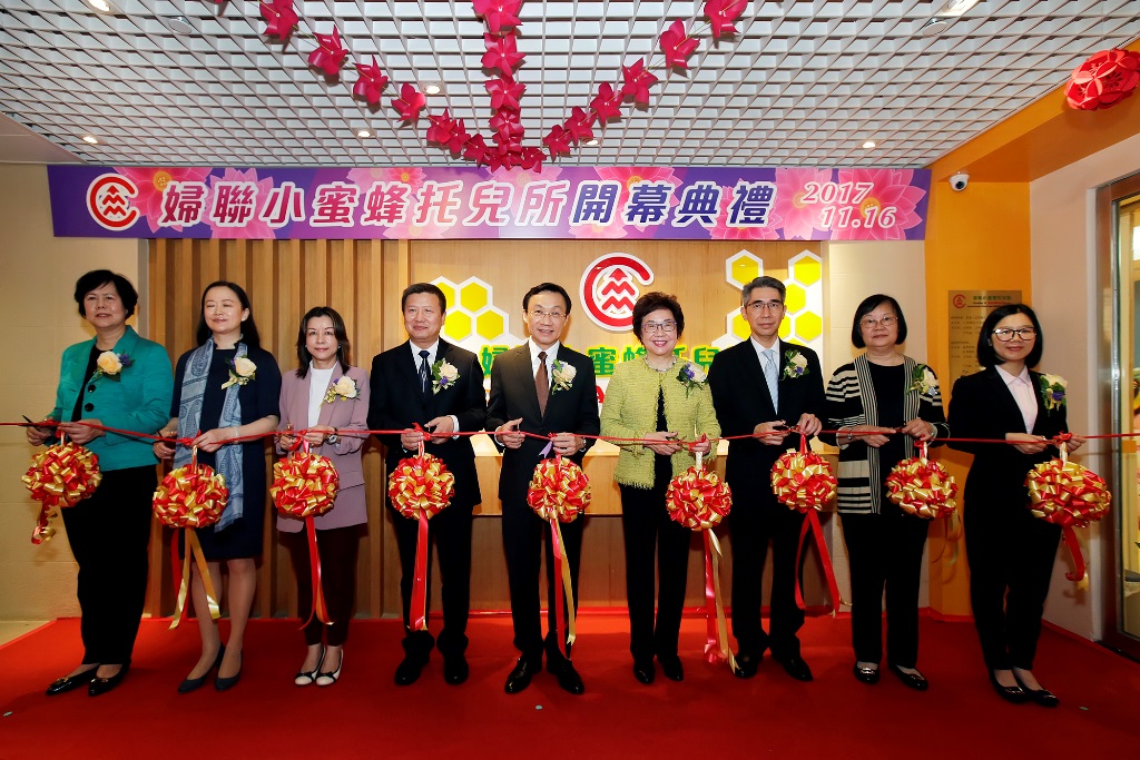 譚俊榮司長與一眾嘉賓主持剪綵儀式