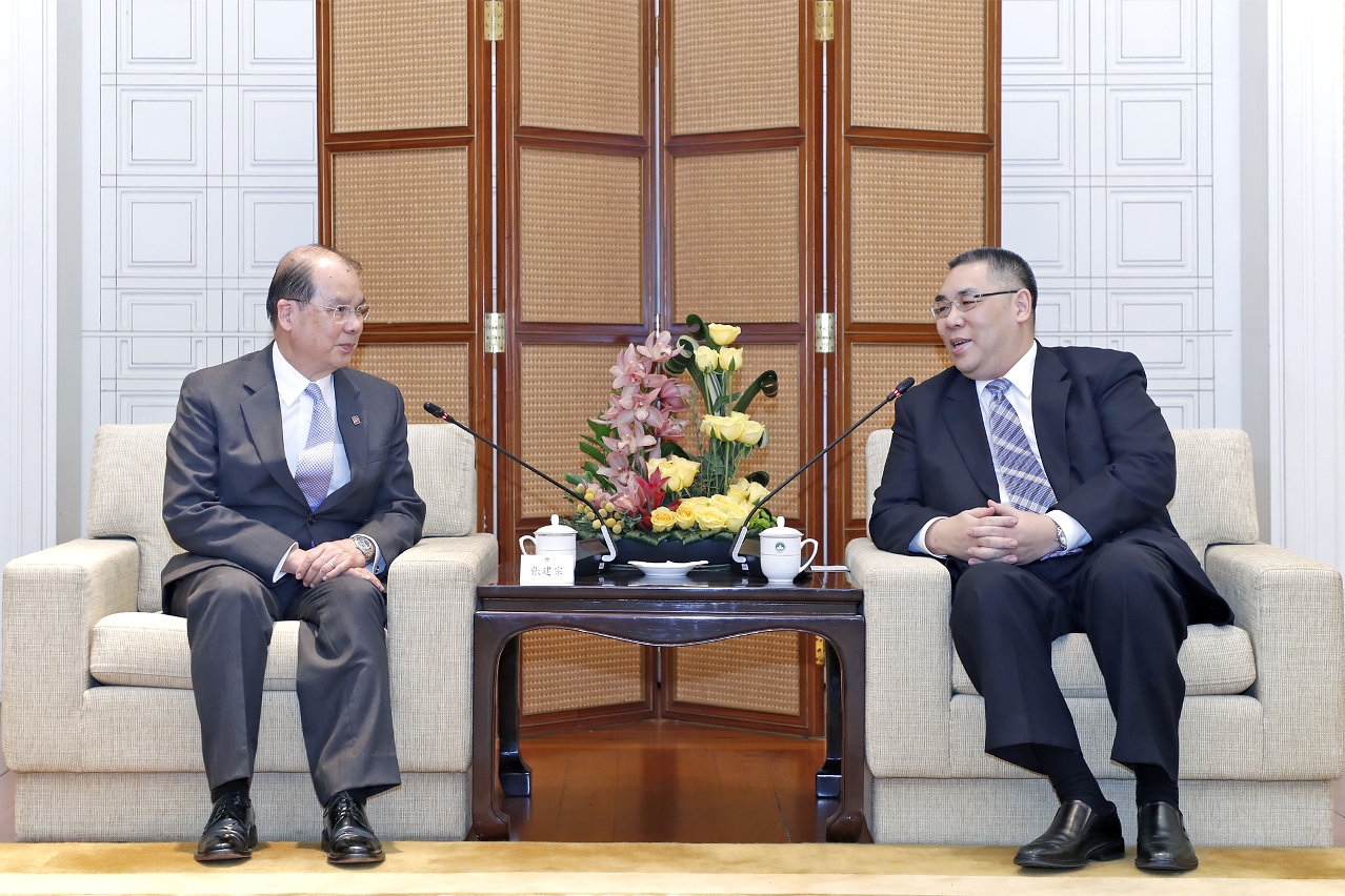 Chefe do Executivo, Chui Sai On, recebe em audiência, na Sede do Governo, o secretário para a Administração do Governo da Região Administrativa Especial de Hong Kong, Matthew Cheung Kin-chung.