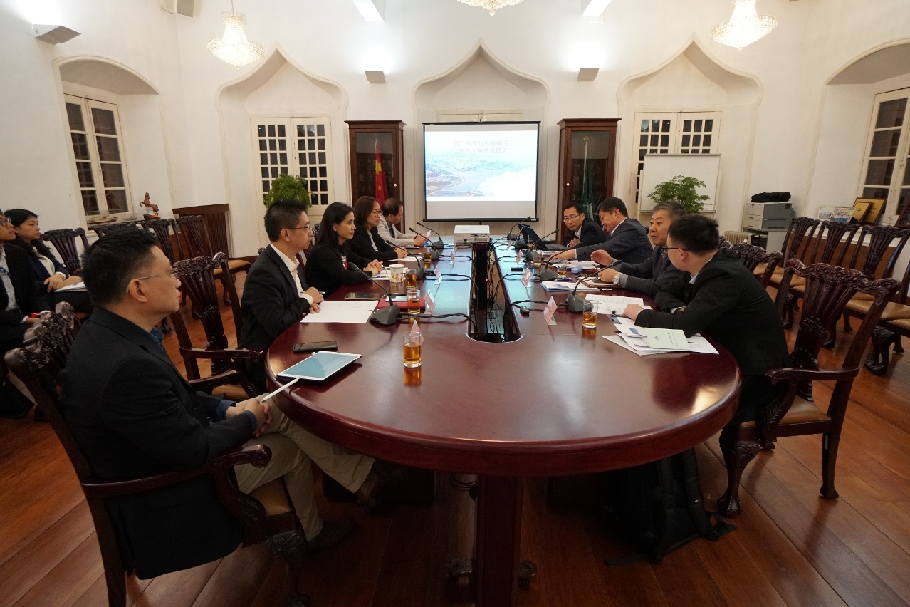 教授團隊進行分組調研，與海事及水務局領導和代表交流。