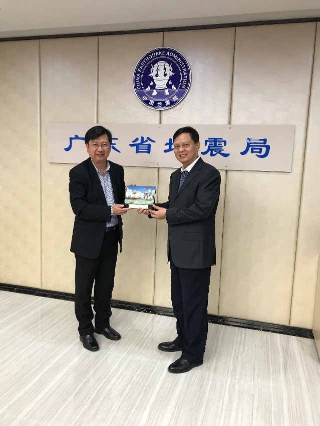 O Director dos SMG, Tam Vai Man (esquerda) e o Deputy General Director of “Earthquake Administration of Guangdong Province”, Liang Gan (direita)