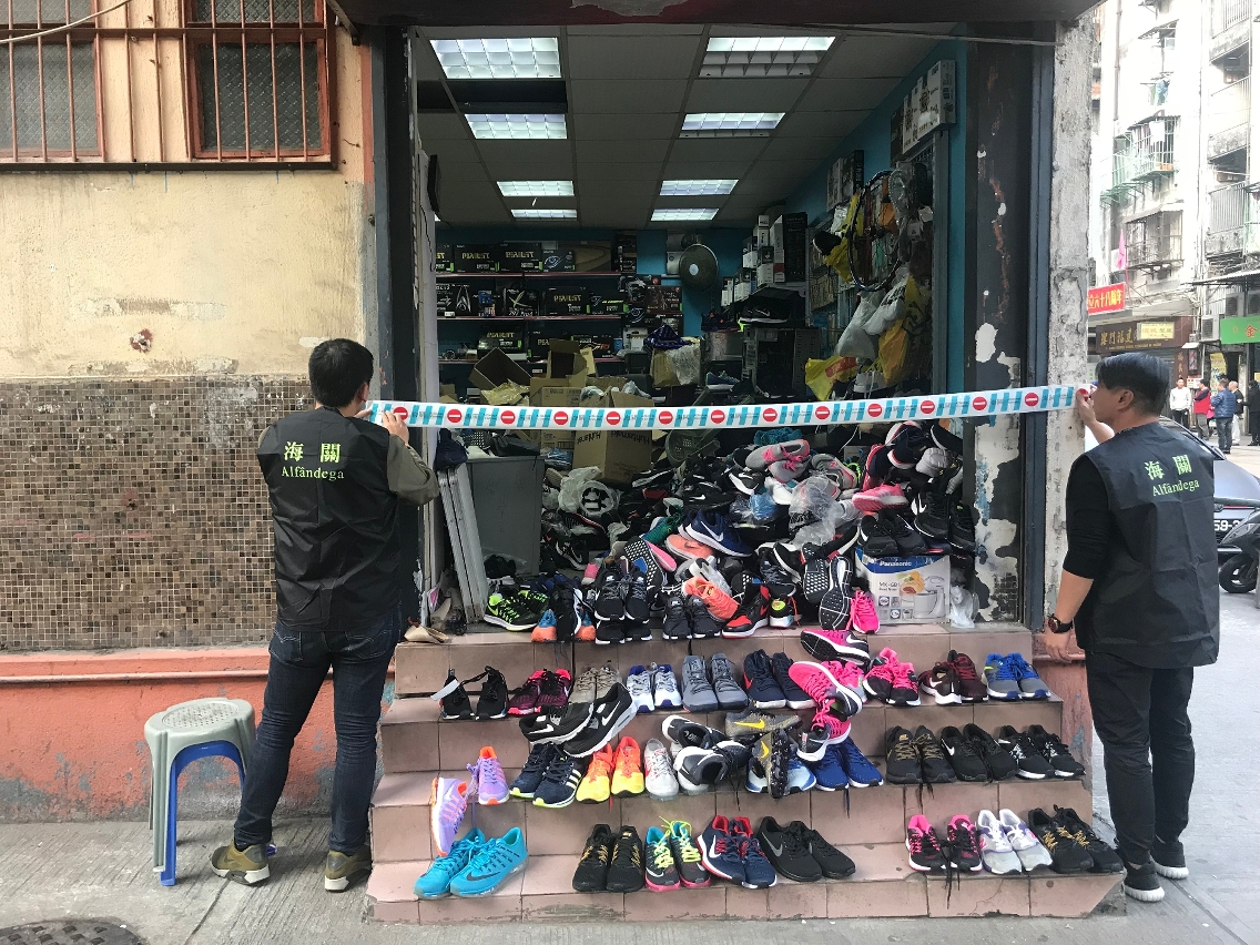 海關關員在涉案店舖調查