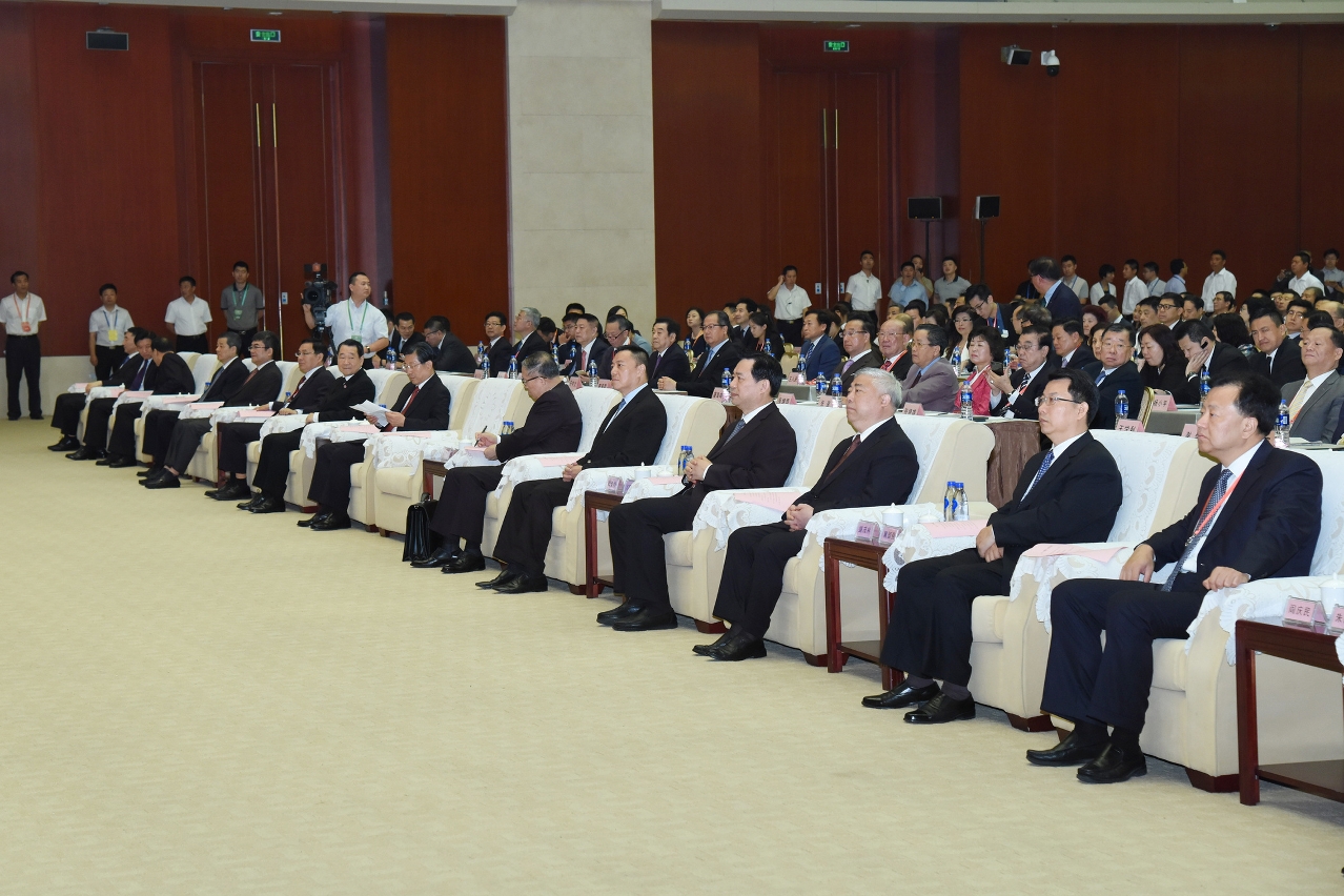 The Secretary for Economy and Finance, Mr Leong Vai Tac, and members of the Government delegation attend the opening ceremony of the Conference on Overseas Chinese Pioneering and Developing in China and the Chinese Project and Commodity Expo of World Overseas Chinese Entrepreneurs 2017, held in Tianjin.