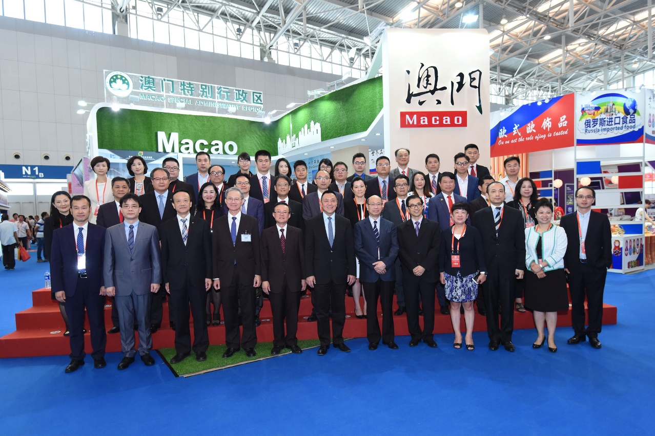 The Secretary for Economy and Finance, Mr Leong Vai Tac, and head of the Government delegation, Mr Kou Chin Hung, pose for a group photograph in front of the Macao pavilion at the Conference on Overseas Chinese Pioneering and Developing in China and the Chinese Project and Commodity Expo of World Overseas Chinese Entrepreneurs 2017, held in Tianjin.