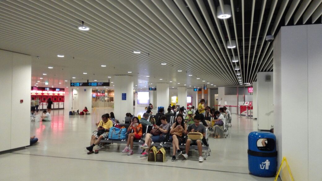 在碼頭等候復航的旅客