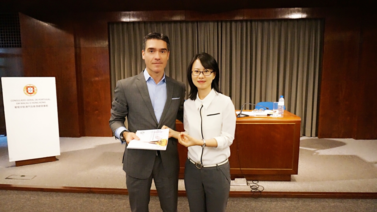 MPI representative presented the souvenir to Mr. Vítor Sereno；