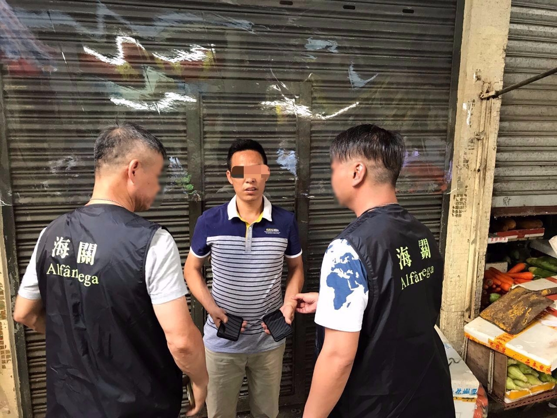 偵查關員在街頭巡查發現售假男子