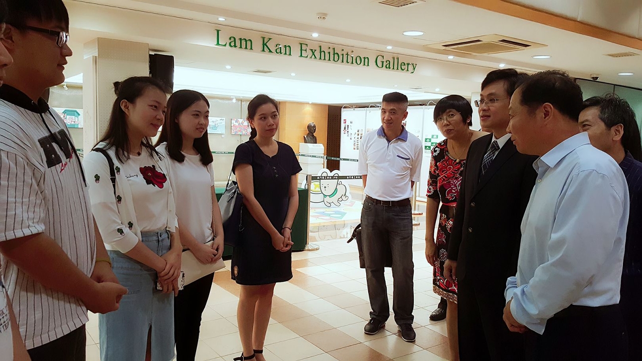Mr. Nie Changbin (first from right), Vice Secretary-General of the People’s Government of Hubei Province, has a friendly chat with students.