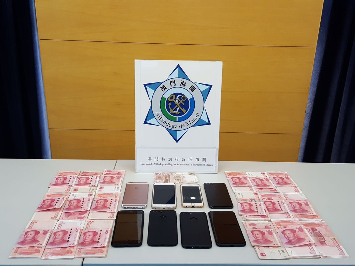 在嫌犯身上搜獲假冒最新型號的電話及非法所得金錢