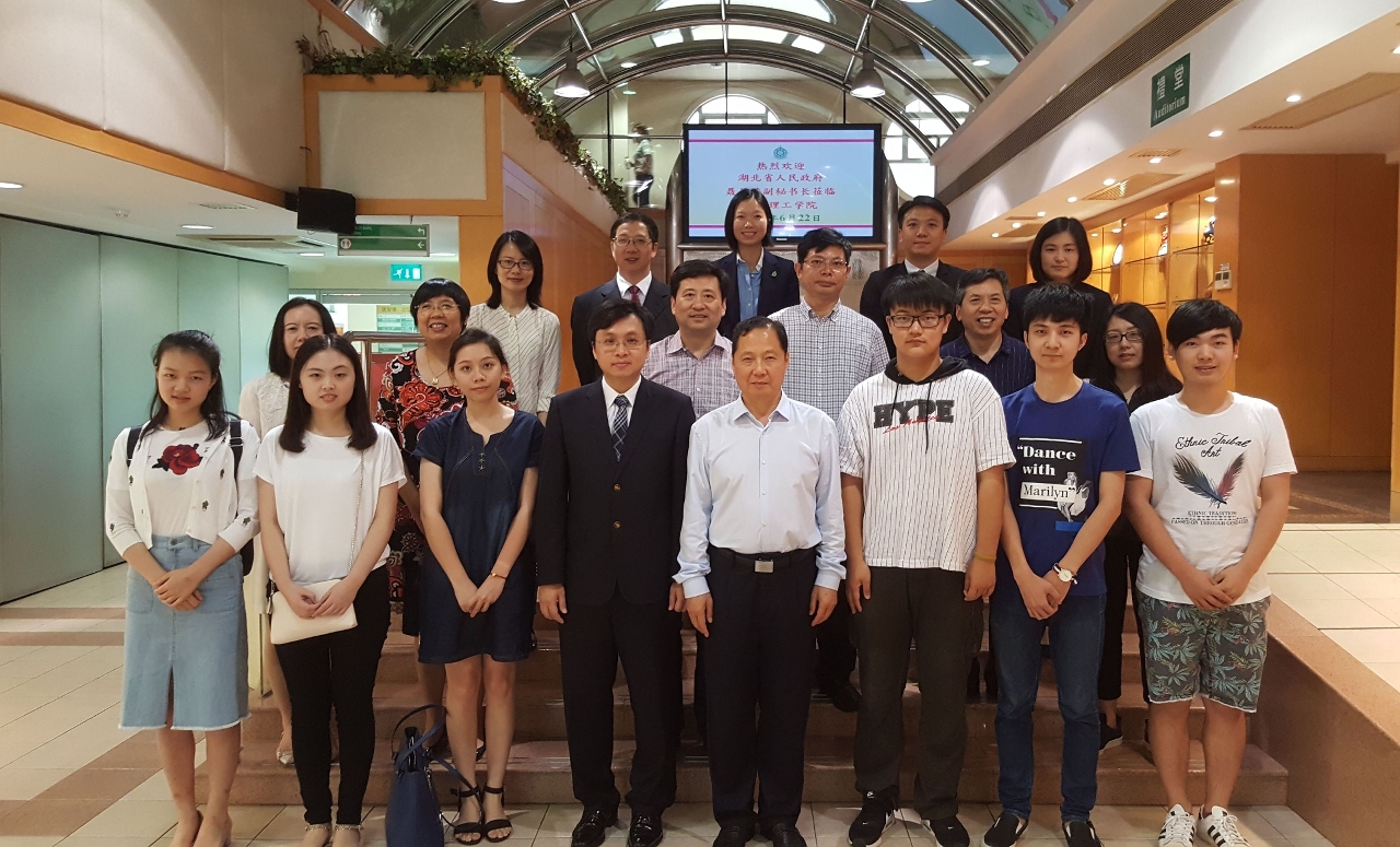 A delegation led by Mr. Nie Changbin (front row, fourth from right), Vice Secretary-General of the People’s Government of Hubei Province, visits the Macao Polytechnic Institute.