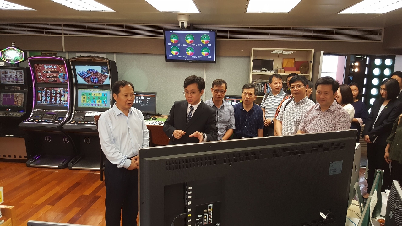 The research team of the MPI-Melco Gaming and Entertainment Information Technology Research and Development Centre demonstrates its operations to the visiting representatives.