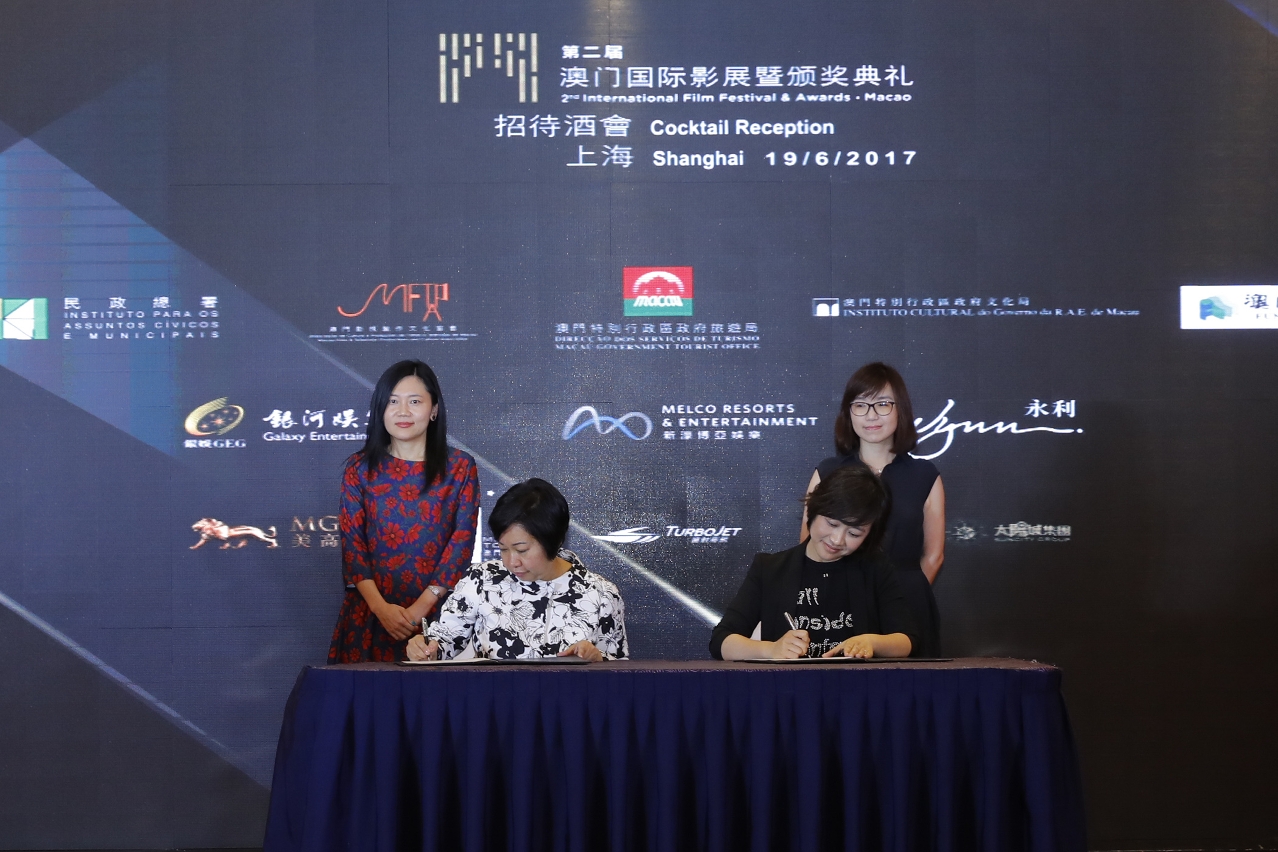 Secretária-geral da Comissão Organizadora do IFFAM, Alice Augusto, assina acordo de cooperação com a gerente geral da Shanghai International Film & TV Festivals Co., Ltd., Fu Wenxia
